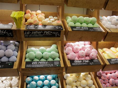 bath bomb store in mall.